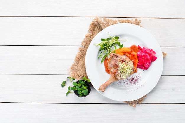 talerz z kolorowym daniem